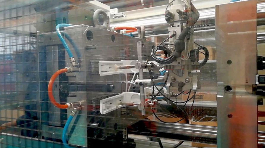 STAMPAGGIO A INIEZIONE con ROBOT